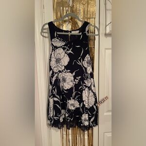 entro Black and White Floral Lace-Trim Tunic